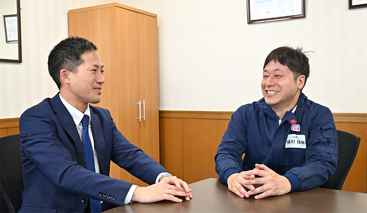 生産本部 西宮プラント設備課 主任 植村さま(右)とDaigasエナジー 法人第1営業部 黄瀬(左)