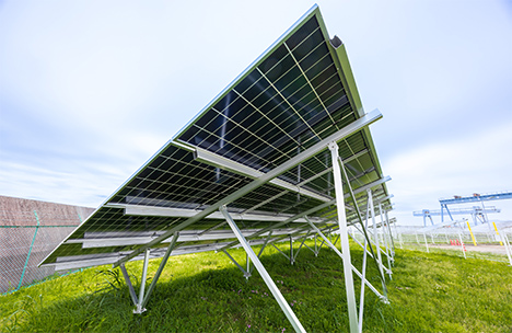 地面に反射した光で裏面も発電する両面受光パネル