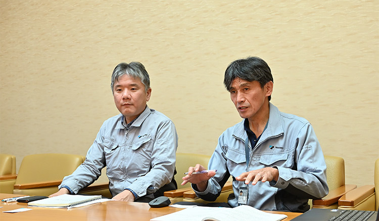 左)志度工場 生産サポートグループマネジャー 長田 幸三さま 右)総務部 サステナビリティ推進グループ アシスタントマネジャー 玖村 洋一さま